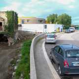 ...ed � separata dalla strada da un basso muretto